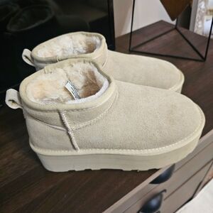 NWOB Cushionaire Platform Boots